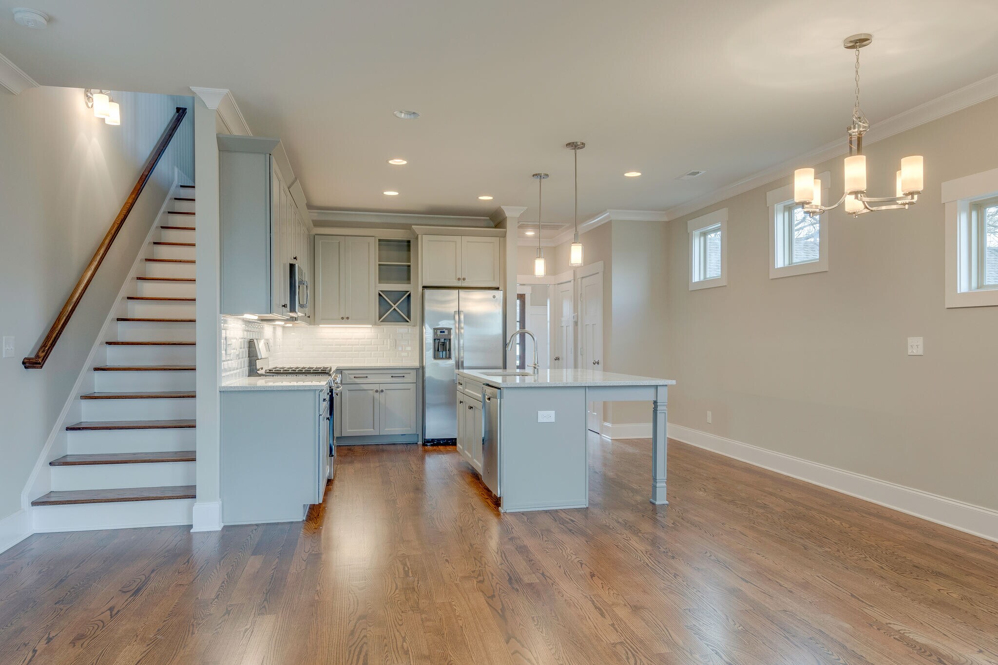 Looking back towards kitchen - 562 Stevenson St