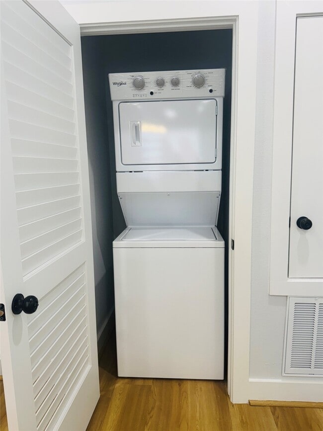 Building Photo - 867 S Victory Dr