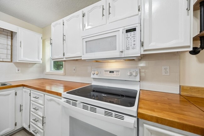 Building Photo - 2113 Silver Lake Dr