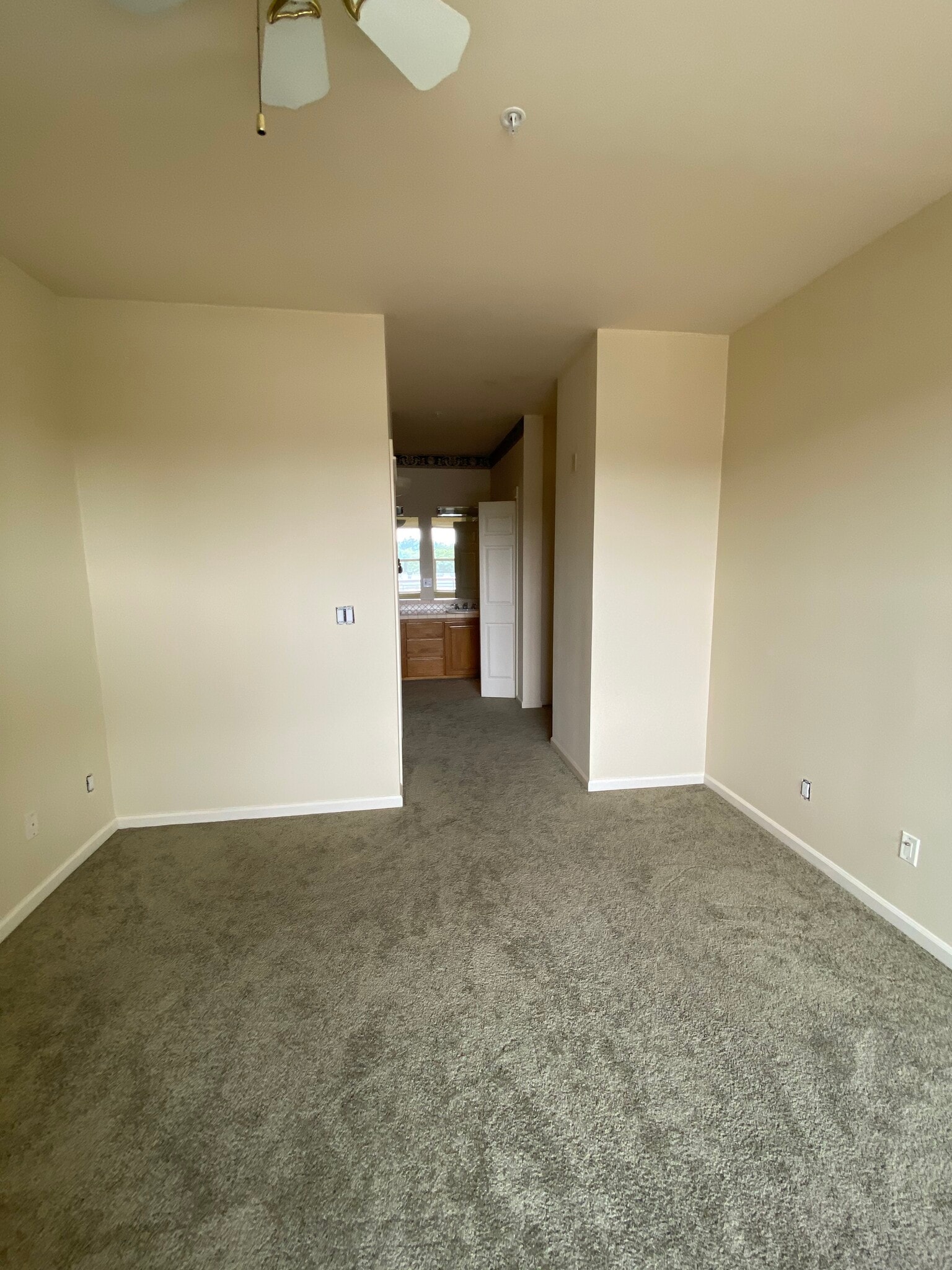 Large master with jetted soak tub - 10042 Main St