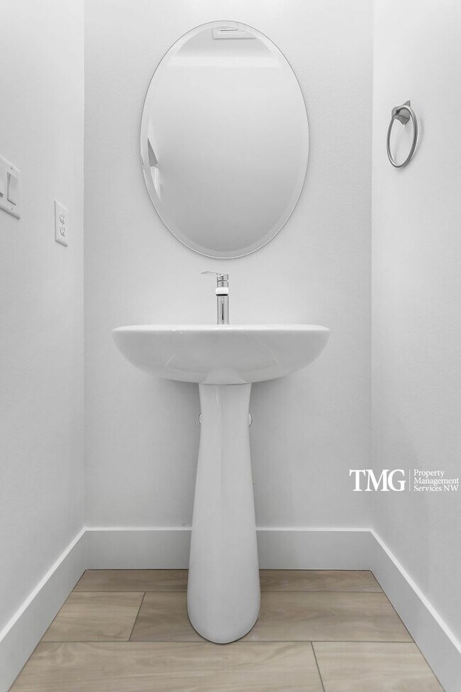 Building Photo - Modern townhome available June 1st!