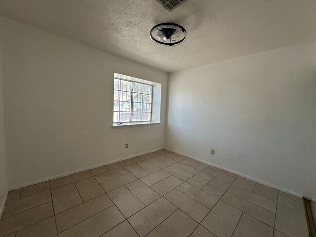 Building Photo - Great location. 4 bedroom single story Las Vegas home for rent.