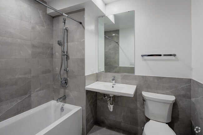Studio, 1BA - 460SF - Bathroom - 1710 W Lunt
