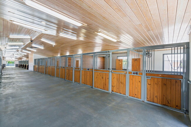 Building Photo - 13155 Southfields Rd