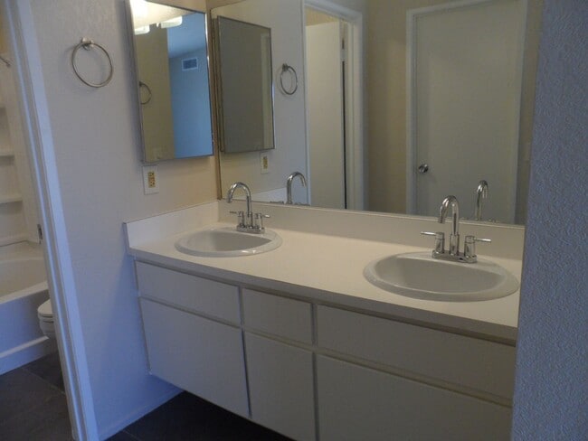 Building Photo - Spacious 2 Bed/2 Bath Home In Cathedral City!