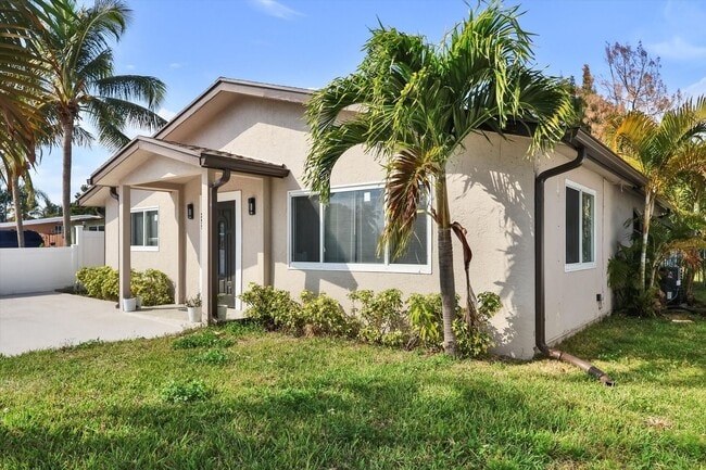 Building Photo - Single Family Home in Non HOA East Boca Raton