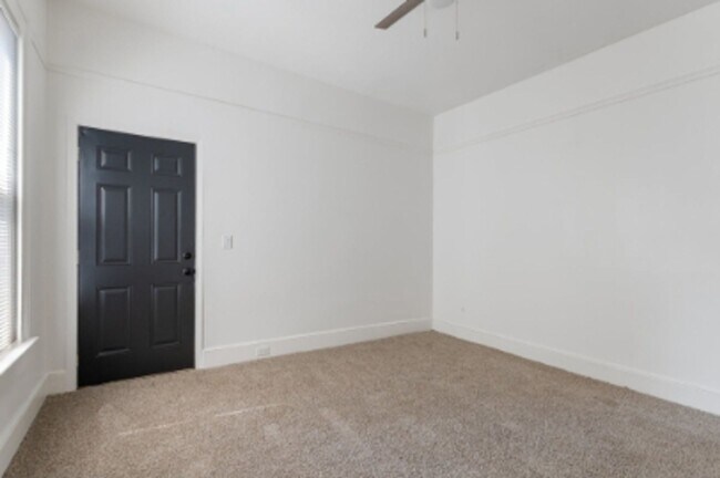 Building Photo - 1 Bedroom Duplex COMPLETELY UPDATED with D...