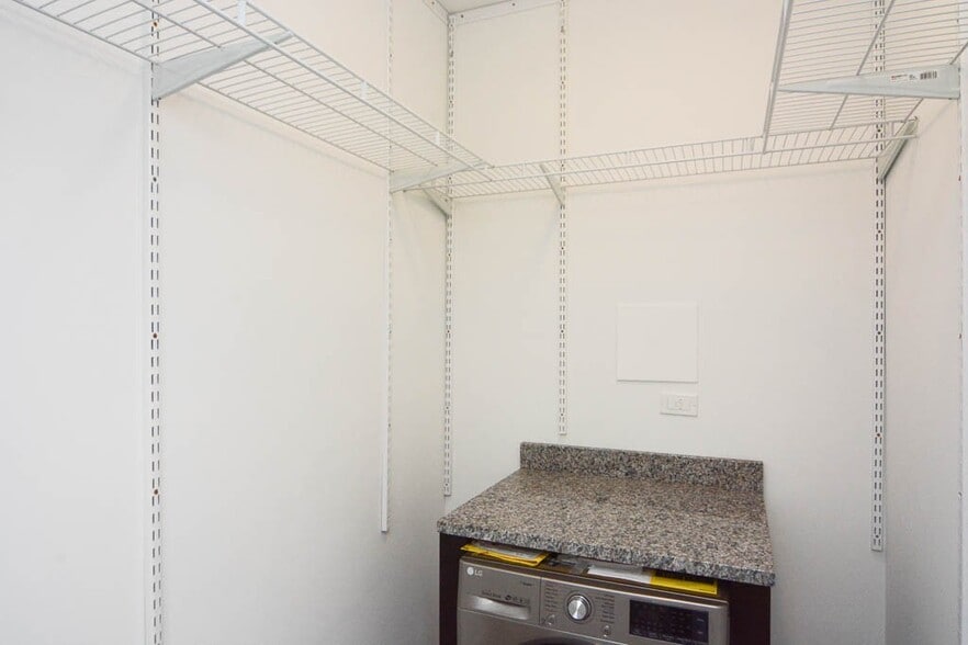 Building Photo - 423 W Belden Ave