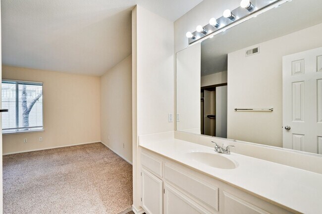 Building Photo - Cute One Bedroom Condo with Central AC and Heat.