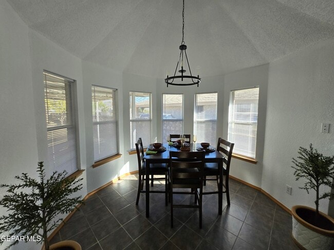 Building Photo - 5936 Oleaster Dr