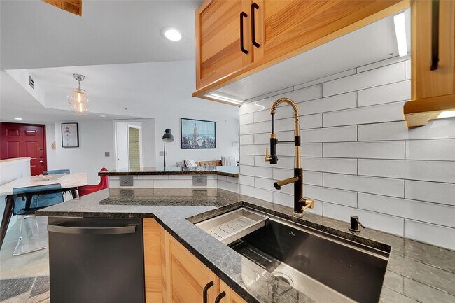 Building Photo - 2021 SE 10th Ave