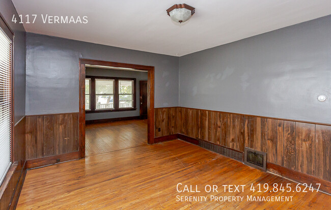 Building Photo - Charming Two Bedroom Upper Unit Duplex For...