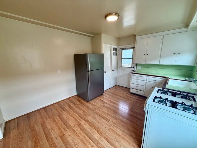 Building Photo - 2 bedroom 1 bath apartment in Downtown Monterey!