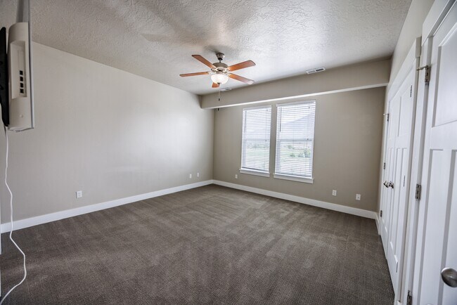 Building Photo - 972 S High Ridge Dr