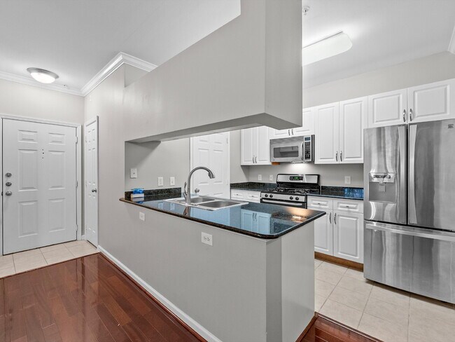 Building Photo - "Charming 1-Bed Condo Retreat with Granite...