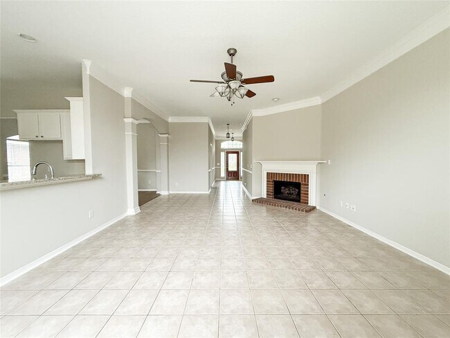 Building Photo - 10114 Willow Crossing Dr
