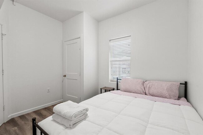 Building Photo - 911 W 22nd St