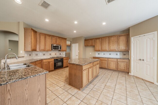 Building Photo - 3504 Oliver Dr