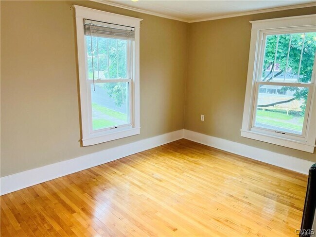 Building Photo - 1005 Gotham St