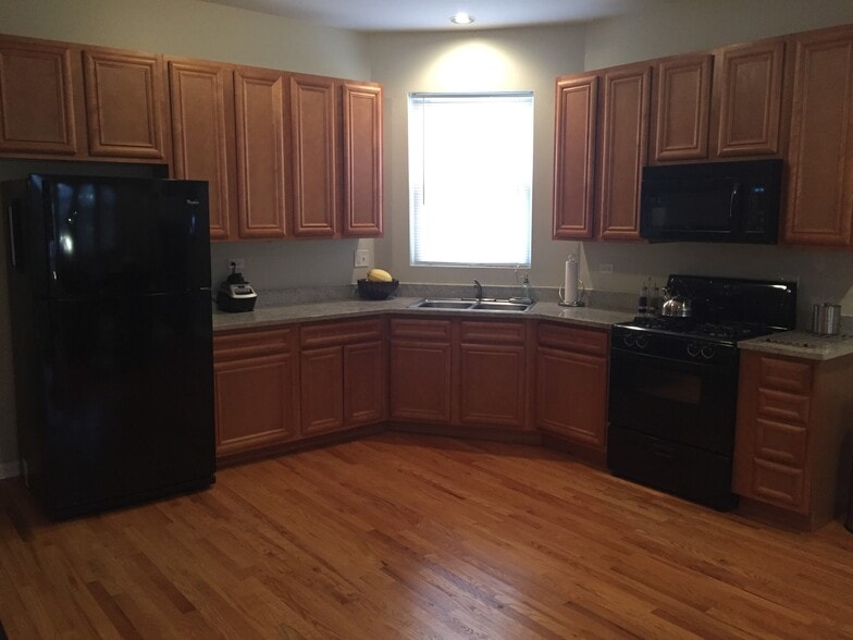 Primary Photo - 2438 N Laramie Ave