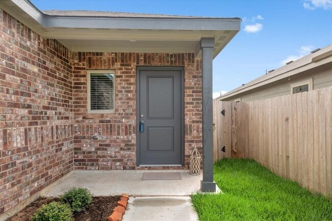 Building Photo - 13567 bay springs drive