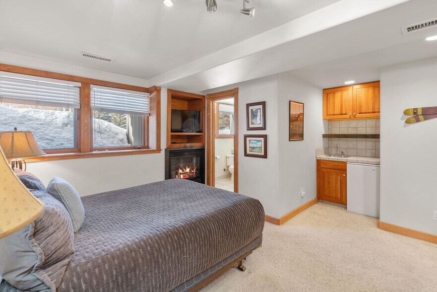 Building Photo - 747 W Pacific Ave