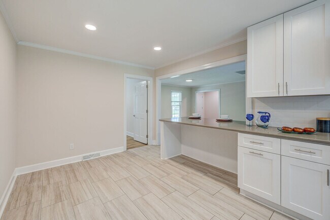 Building Photo - 617 Windemere Rd