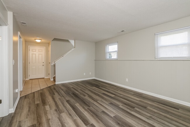 Building Photo - Adorable 3 Bedroom Home