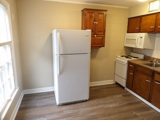 Building Photo - 903 Collins Ln