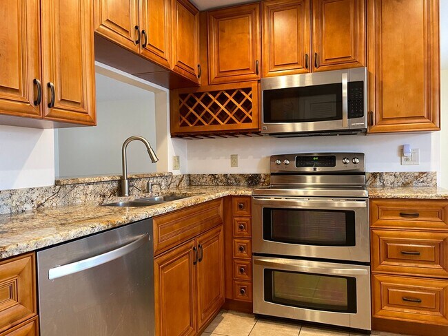 Building Photo - Easy Living in Palm Beach Gardens—Minutes ...