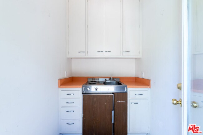 Building Photo - 8900 Alto Cedro Dr