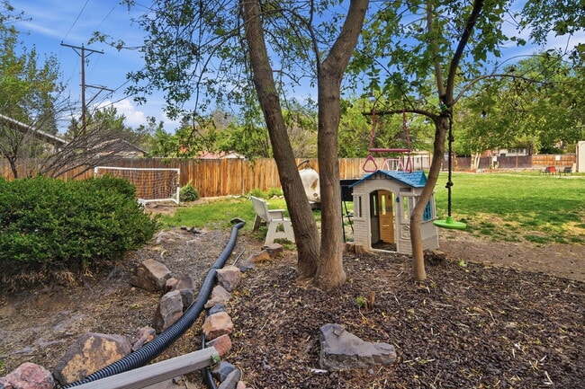 Building Photo - $1,345.95, 1 Beds - 1 Bath, Condo in Denver with Onsite Laundry!