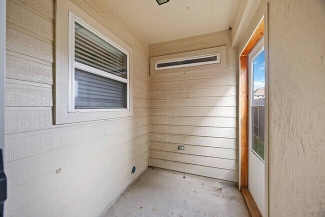 Building Photo - Great Location, wonderful Schools, 1 Block...