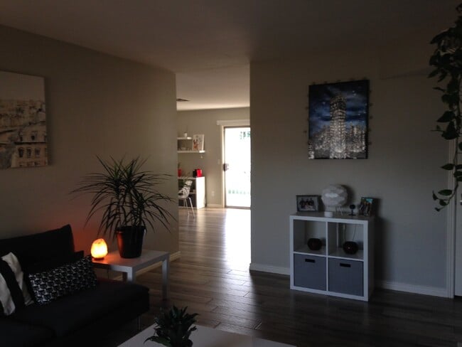 Building Photo - Wonderful 3bdrm 2bath Family Style Home in...