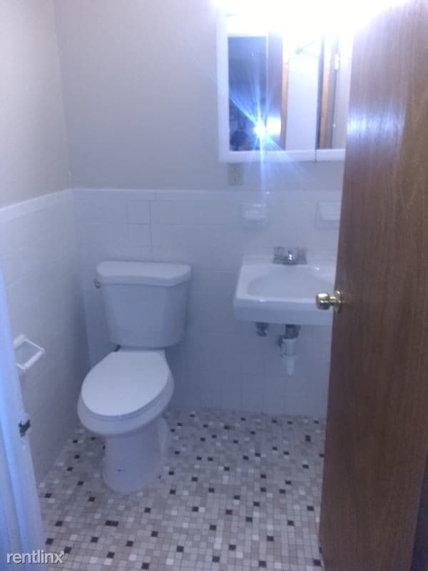 Building Photo - 572 Brook St