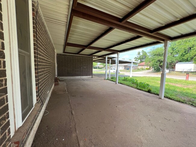 Building Photo - 3 Bedroom/2 Bathroom Home with Covered Pat...