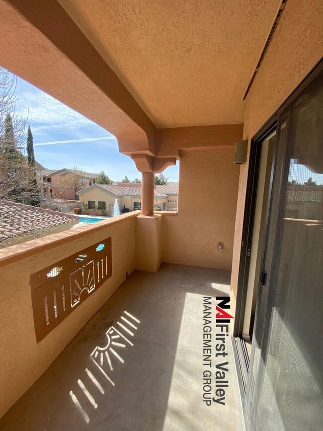 Building Photo - 2 Bedrooms, 2 Baths