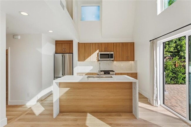 Building Photo - 6200 Woodlake Ave