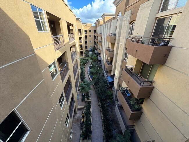 Building Photo - 3 Bedroom 2 Bathroom down town San Diego