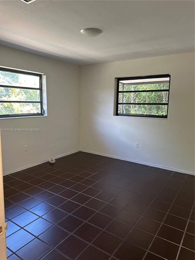 Building Photo - 527 Gerona Ave