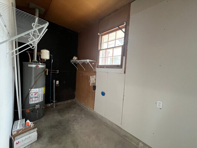 Building Photo - 4 Bedrooms, 1 Bathroom - Home in West Rome!