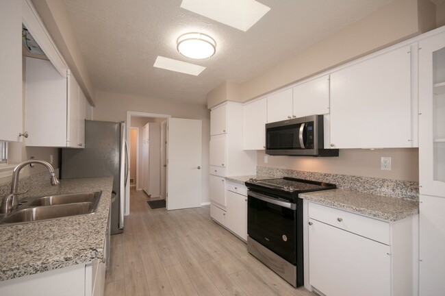 Building Photo - Beautifully Remodeled NE Heights/Uptown Ar...