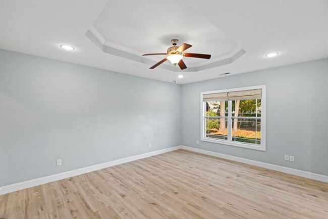 Building Photo - Minutes to the Beach! Conveniently located in Holly Ridge.