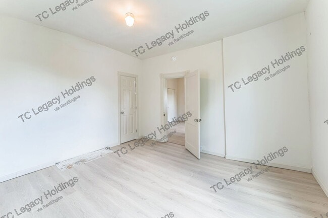 Building Photo - 907 Floral Ave