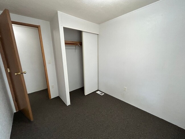 Building Photo - 3 Bedroom 2 Bath Trailer for Rent