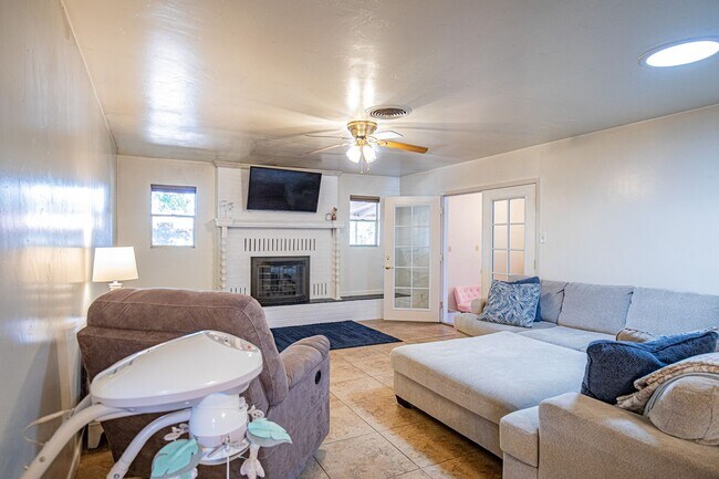 Building Photo - 4 Bedroom 2 Bathroom