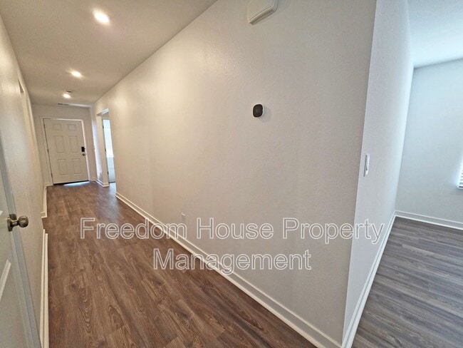 Building Photo - 663 Huyana Wind Dr