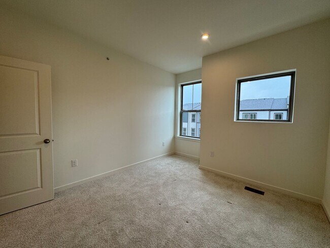 Building Photo - Stylish 3 Bed 2.5 Bath Interior Townhome I...