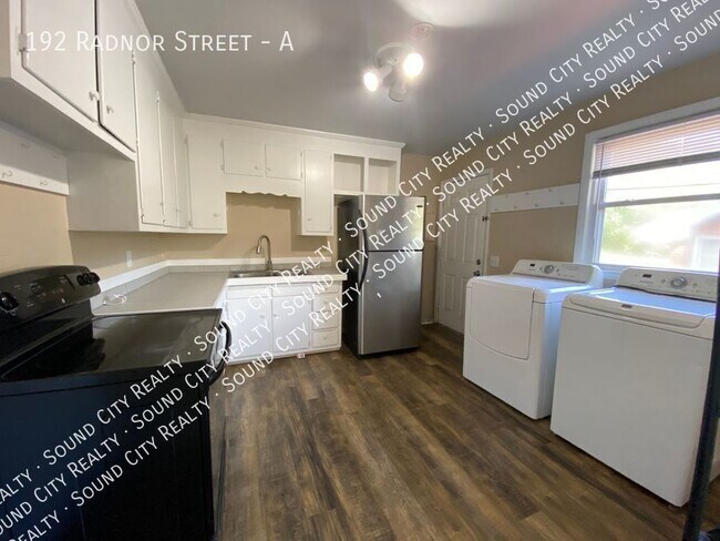 Building Photo - 5 miles to downtown * 2BR duplex available...