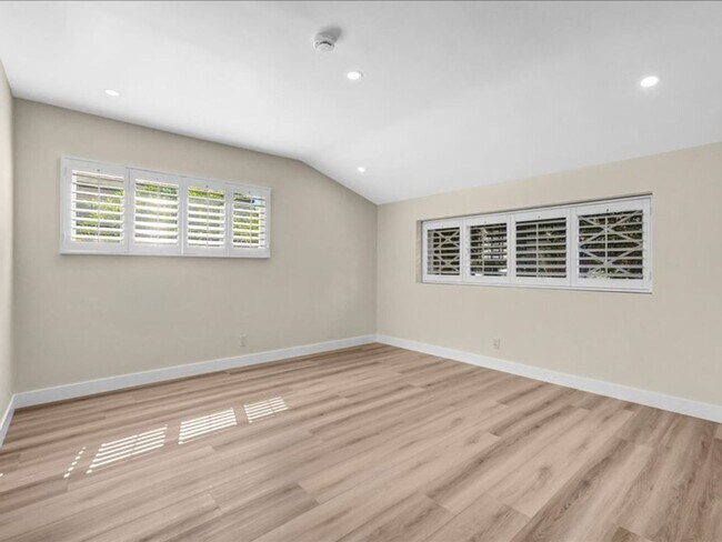Building Photo - Welcome to this charming 3-bedroom, 2-bath...